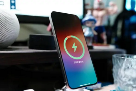 三都苹果15换屏服务分享用什么充电器给iPhone15充电更好 